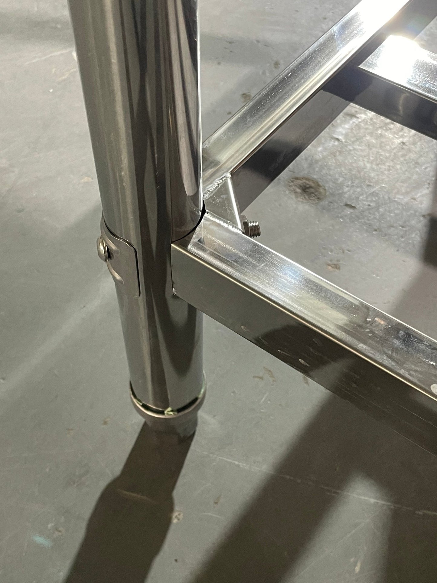 Stainless steel sink with right drainboard and backsplash

Freestanding commercial sink for food prep

Single bowl kitchen sink with undershelf

Heavy-duty stainless sink station front view

Restaurant-grade sink unit with drainboard