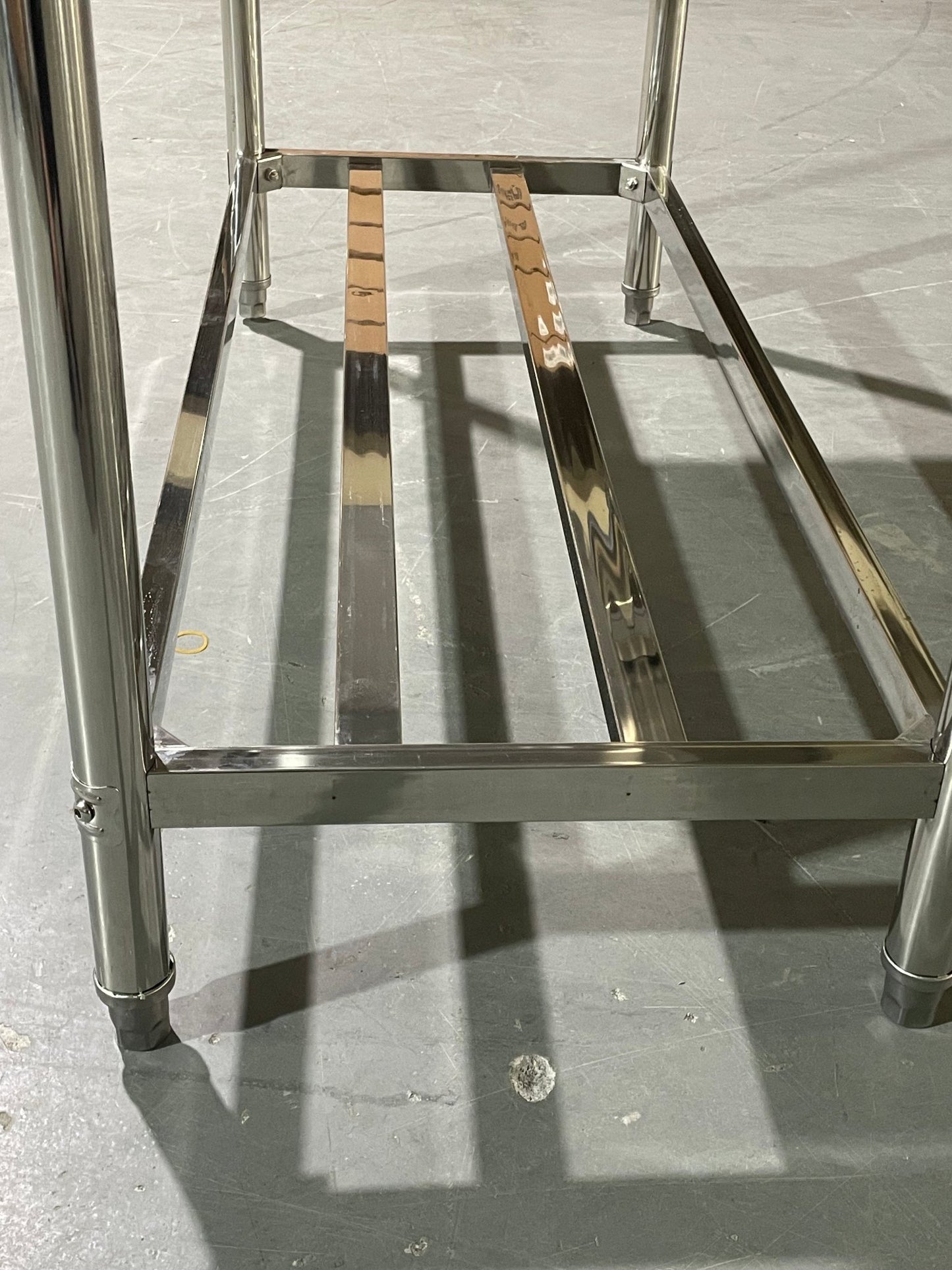 Stainless steel sink with right drainboard and backsplash

Freestanding commercial sink for food prep

Single bowl kitchen sink with undershelf

Heavy-duty stainless sink station front view

Restaurant-grade sink unit with drainboard