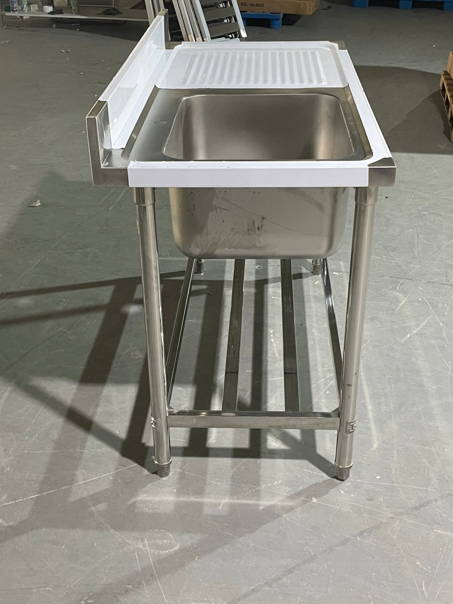 Stainless steel sink with right drainboard and backsplash

Freestanding commercial sink for food prep

Single bowl kitchen sink with undershelf

Heavy-duty stainless sink station front view

Restaurant-grade sink unit with drainboard