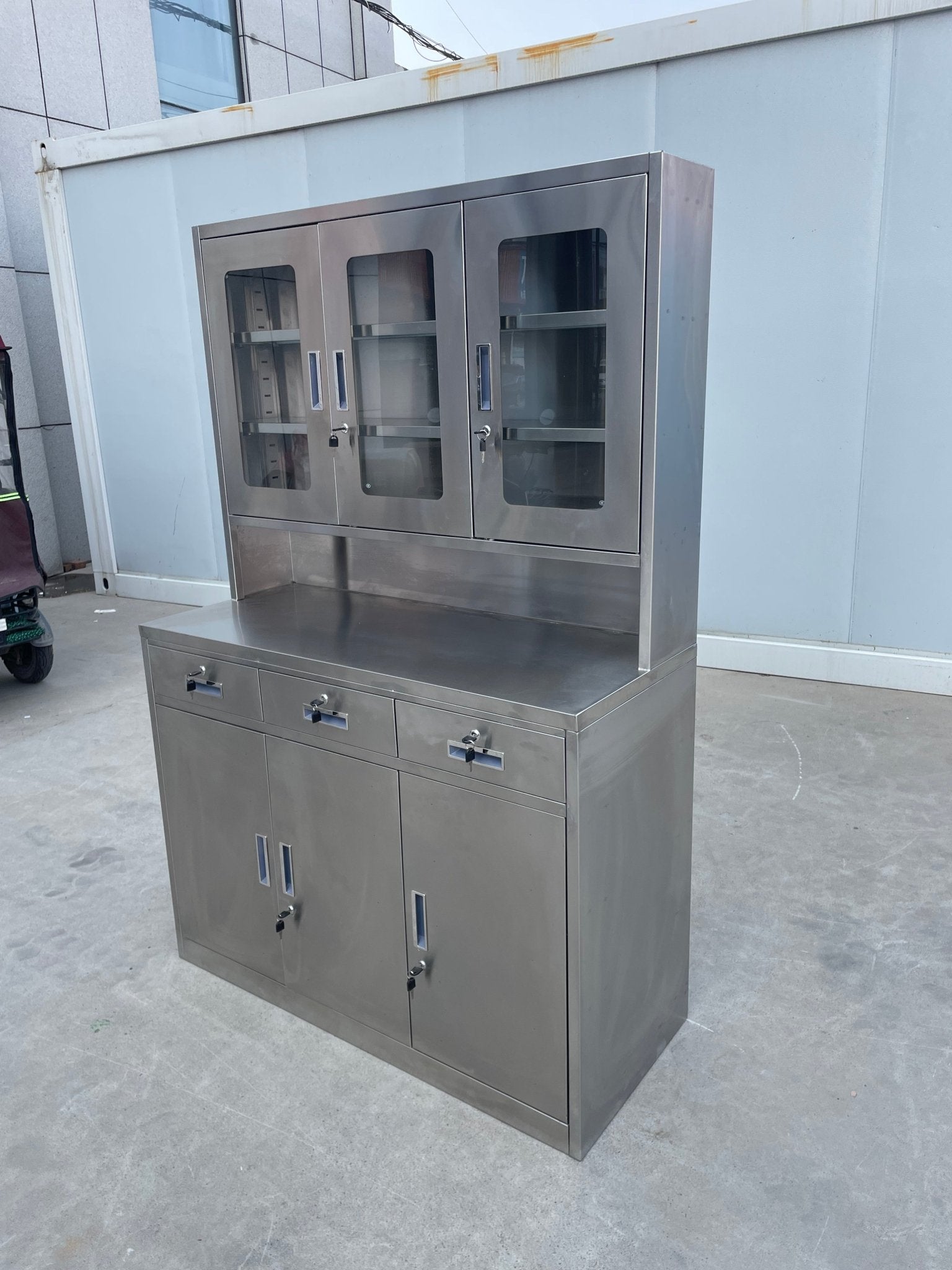 Stainless steel utility storage cabinet front view

Double-door steel cabinet with locking system

Internal shelves in garage tool locker

Heavy-duty stainless cabinet side angle

Commercial-grade storage cabinet in workshop