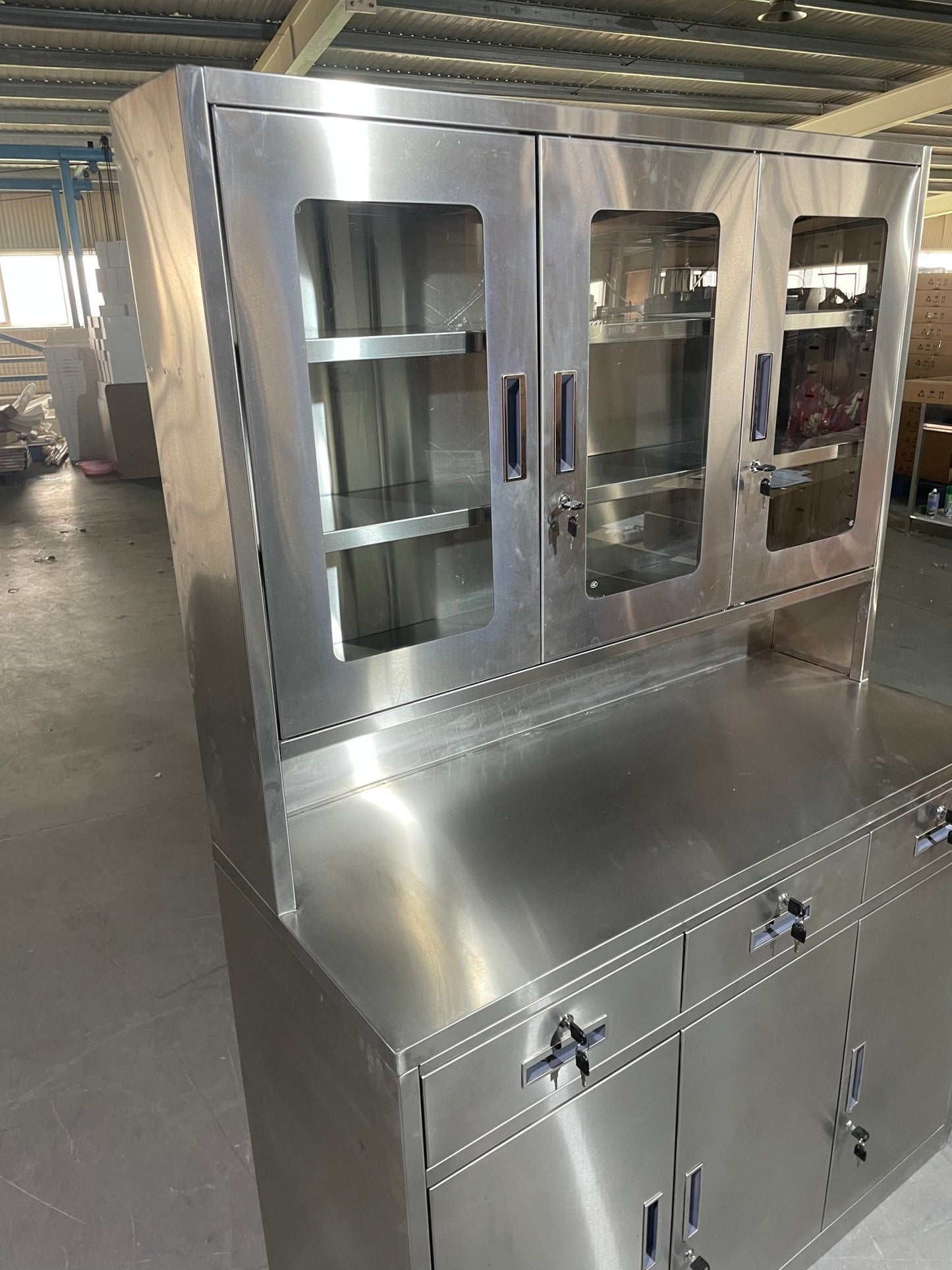 Stainless steel utility storage cabinet front view

Double-door steel cabinet with locking system

Internal shelves in garage tool locker

Heavy-duty stainless cabinet side angle

Commercial-grade storage cabinet in workshop