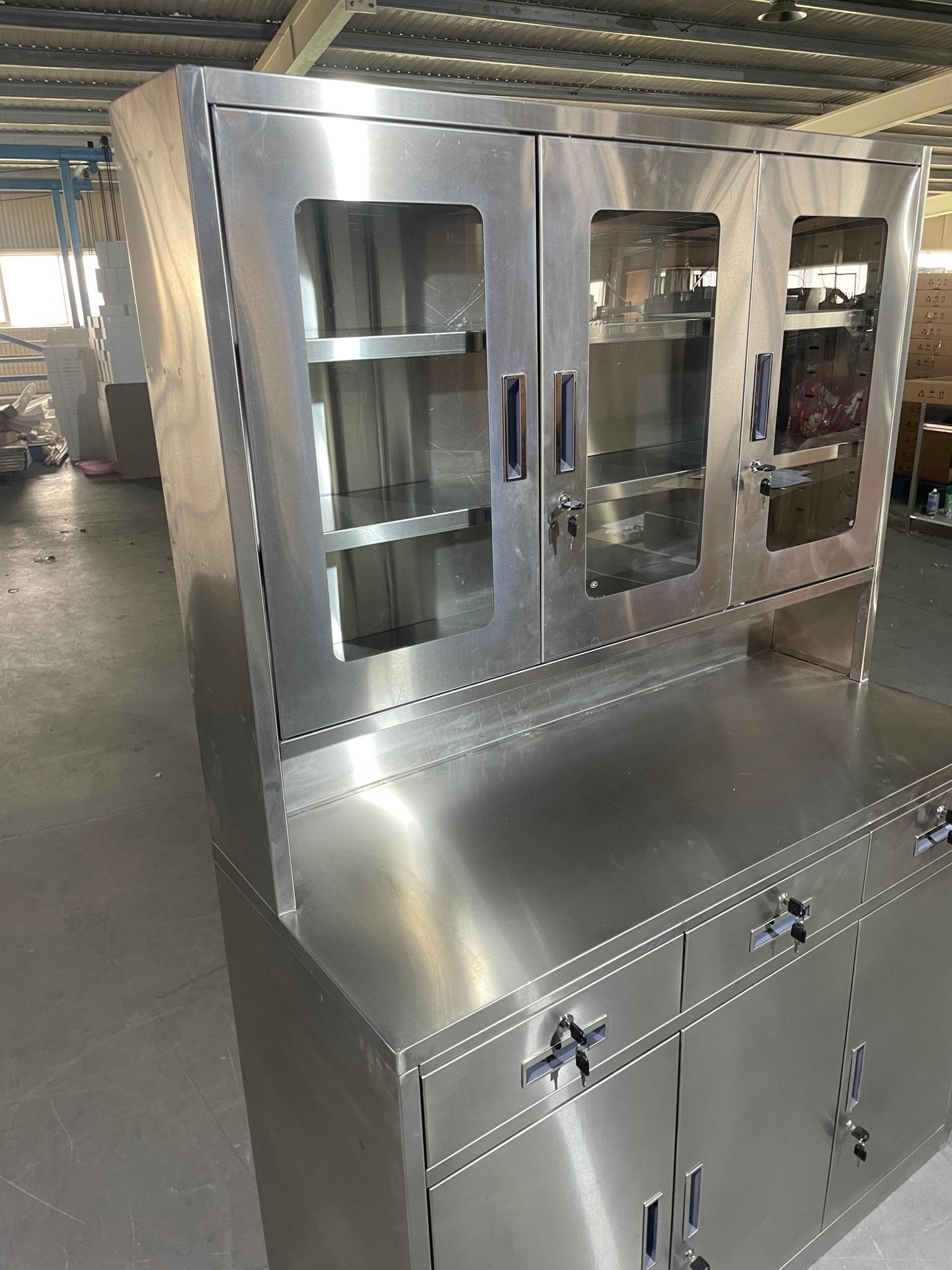 Stainless steel utility storage cabinet front view

Double-door steel cabinet with locking system

Internal shelves in garage tool locker

Heavy-duty stainless cabinet side angle

Commercial-grade storage cabinet in workshop
