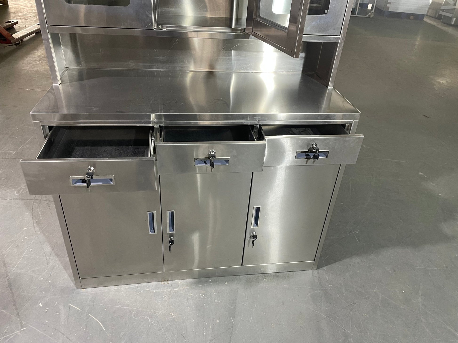 Stainless steel utility storage cabinet front view

Double-door steel cabinet with locking system

Internal shelves in garage tool locker

Heavy-duty stainless cabinet side angle

Commercial-grade storage cabinet in workshop
