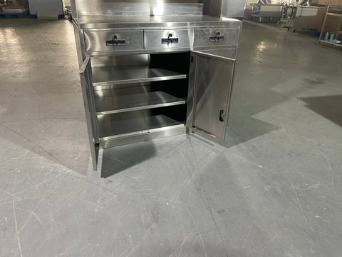 Stainless steel utility storage cabinet front view

Double-door steel cabinet with locking system

Internal shelves in garage tool locker

Heavy-duty stainless cabinet side angle

Commercial-grade storage cabinet in workshop