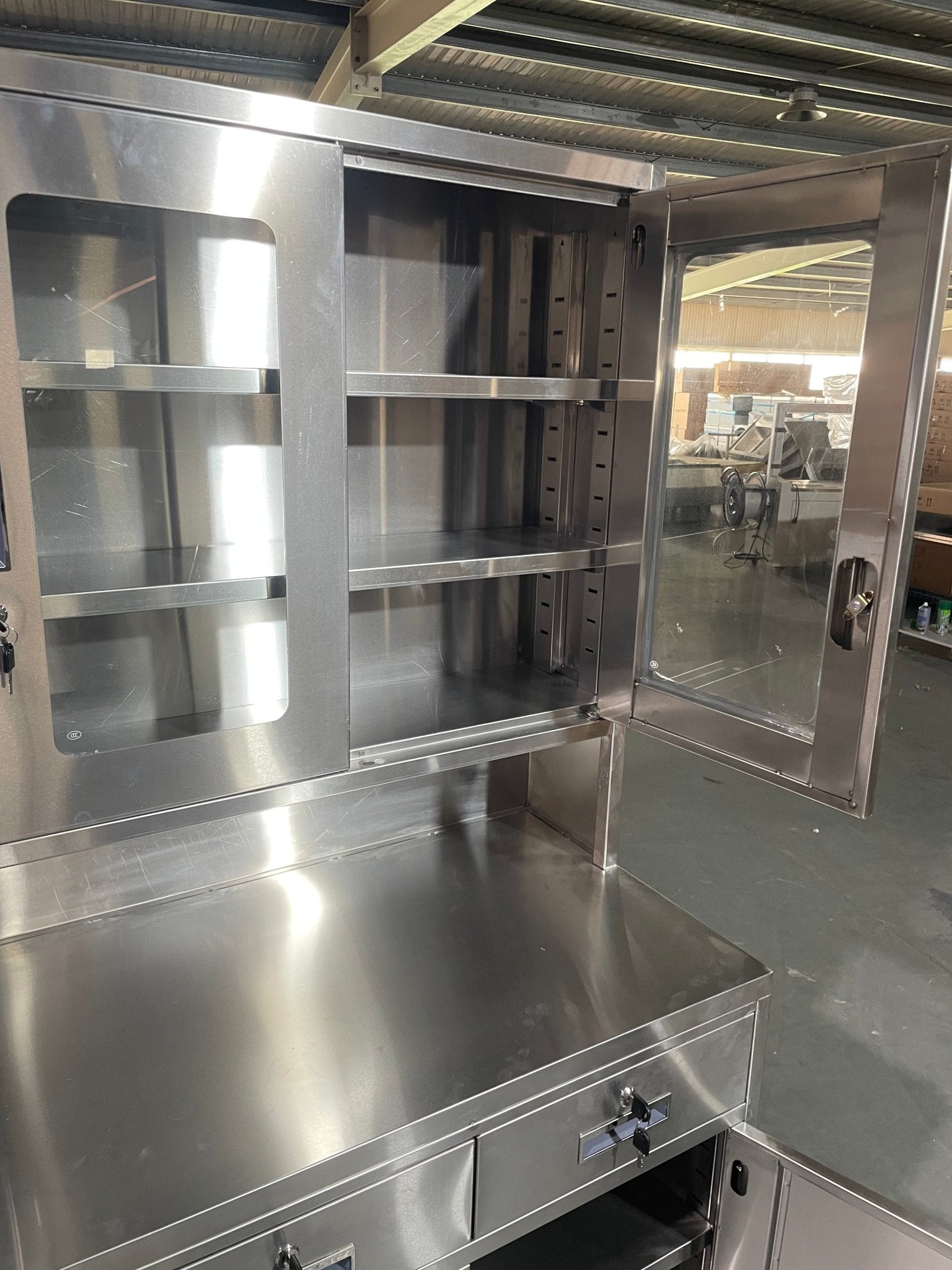 Stainless steel utility storage cabinet front view

Double-door steel cabinet with locking system

Internal shelves in garage tool locker

Heavy-duty stainless cabinet side angle

Commercial-grade storage cabinet in workshop