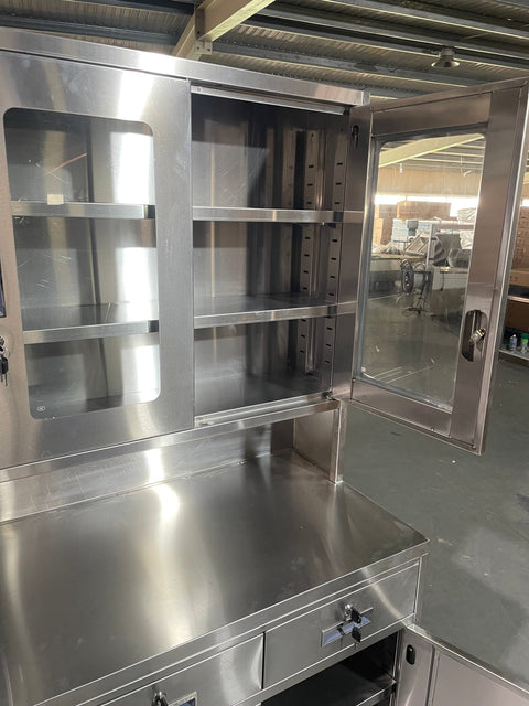 Stainless steel utility storage cabinet front view

Double-door steel cabinet with locking system

Internal shelves in garage tool locker

Heavy-duty stainless cabinet side angle

Commercial-grade storage cabinet in workshop