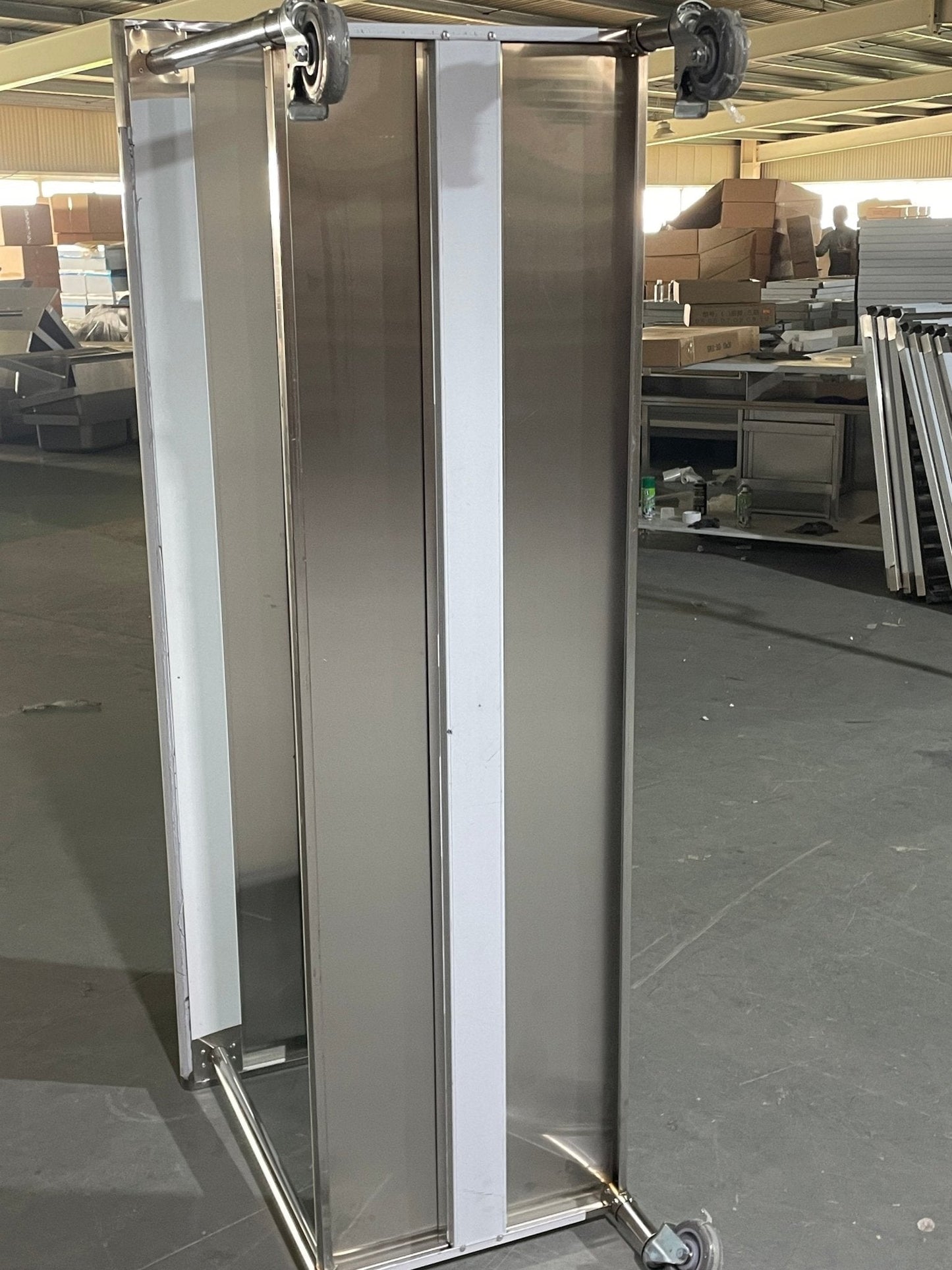 Stainless steel rolling work table with locking wheels – front view

48-inch stainless steel prep station with under-shelf and casters

72-inch commercial kitchen table with wheels – side angle

Mobile food service prep table with heavy-duty design

Industrial stainless table in warehouse environment