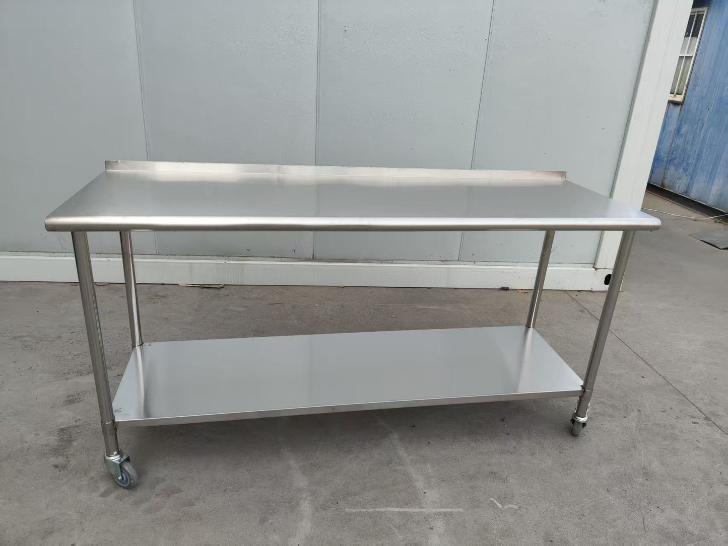 Stainless steel rolling work table with locking wheels – front view

48-inch stainless steel prep station with under-shelf and casters

72-inch commercial kitchen table with wheels – side angle

Mobile food service prep table with heavy-duty design

Industrial stainless table in warehouse environment
