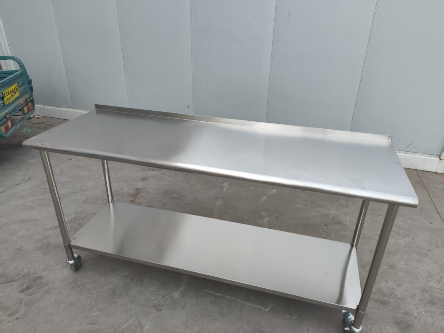 Stainless steel rolling work table with locking wheels – front view

48-inch stainless steel prep station with under-shelf and casters

72-inch commercial kitchen table with wheels – side angle

Mobile food service prep table with heavy-duty design

Industrial stainless table in warehouse environment