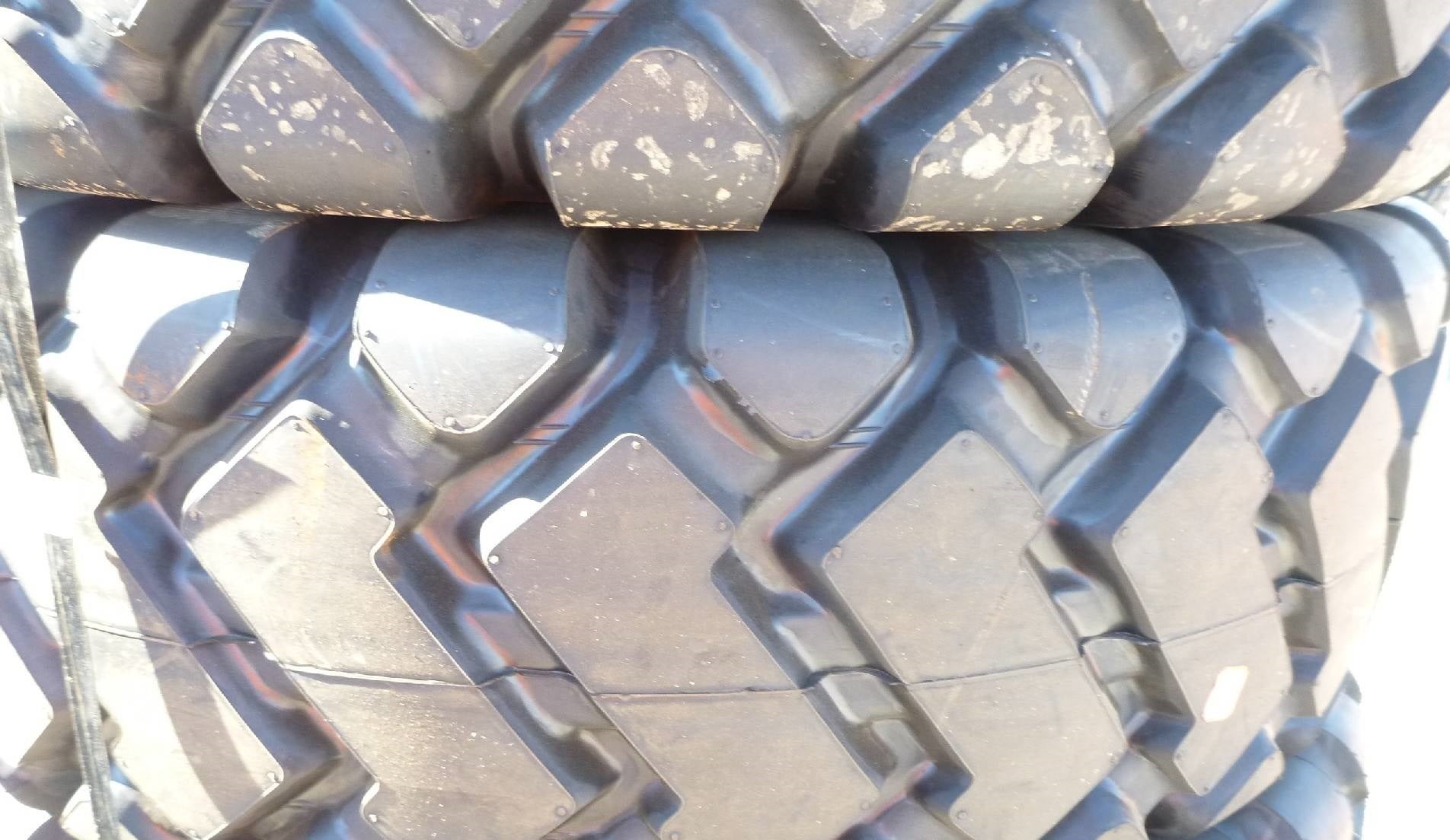 Heavy-duty E-3/L3 bias ply loader tire on warehouse floor

Rock lug pattern close-up for traction

20.5-25 loader tire tread and sidewall view

Mining OTR tire mounted on equipment

Rugged loader tire for industrial applications