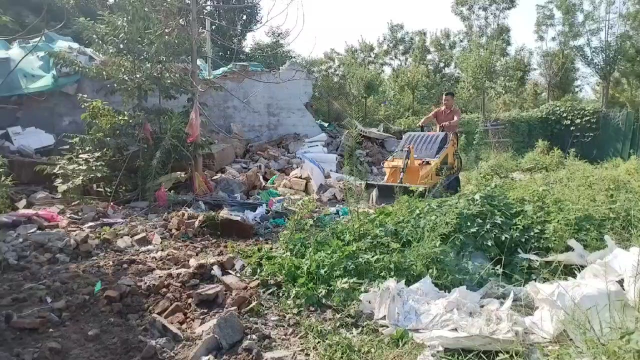 “T380 compact skid steer loader with rubber tracks”

“T460 mini tracked loader for landscaping and excavation”

“Heavy-duty skid steer with universal quick attach plate”

“Tracked compact construction loader in yellow”