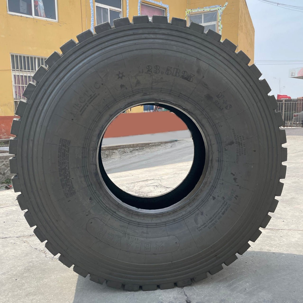 Radial loader tire with deep winter traction tread

20.5R25 OTR tire – sidewall and tread view

Premium mud and snow tire on display

Heavy-duty snow tire for construction equipment

Side-by-side comparison of OTR radial tires