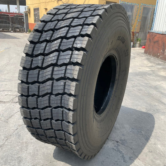 Radial loader tire with deep winter traction tread

20.5R25 OTR tire – sidewall and tread view

Premium mud and snow tire on display

Heavy-duty snow tire for construction equipment

Side-by-side comparison of OTR radial tires
