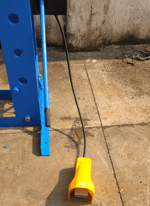 Heavy-duty cable winch system for bed adjustment on shop press